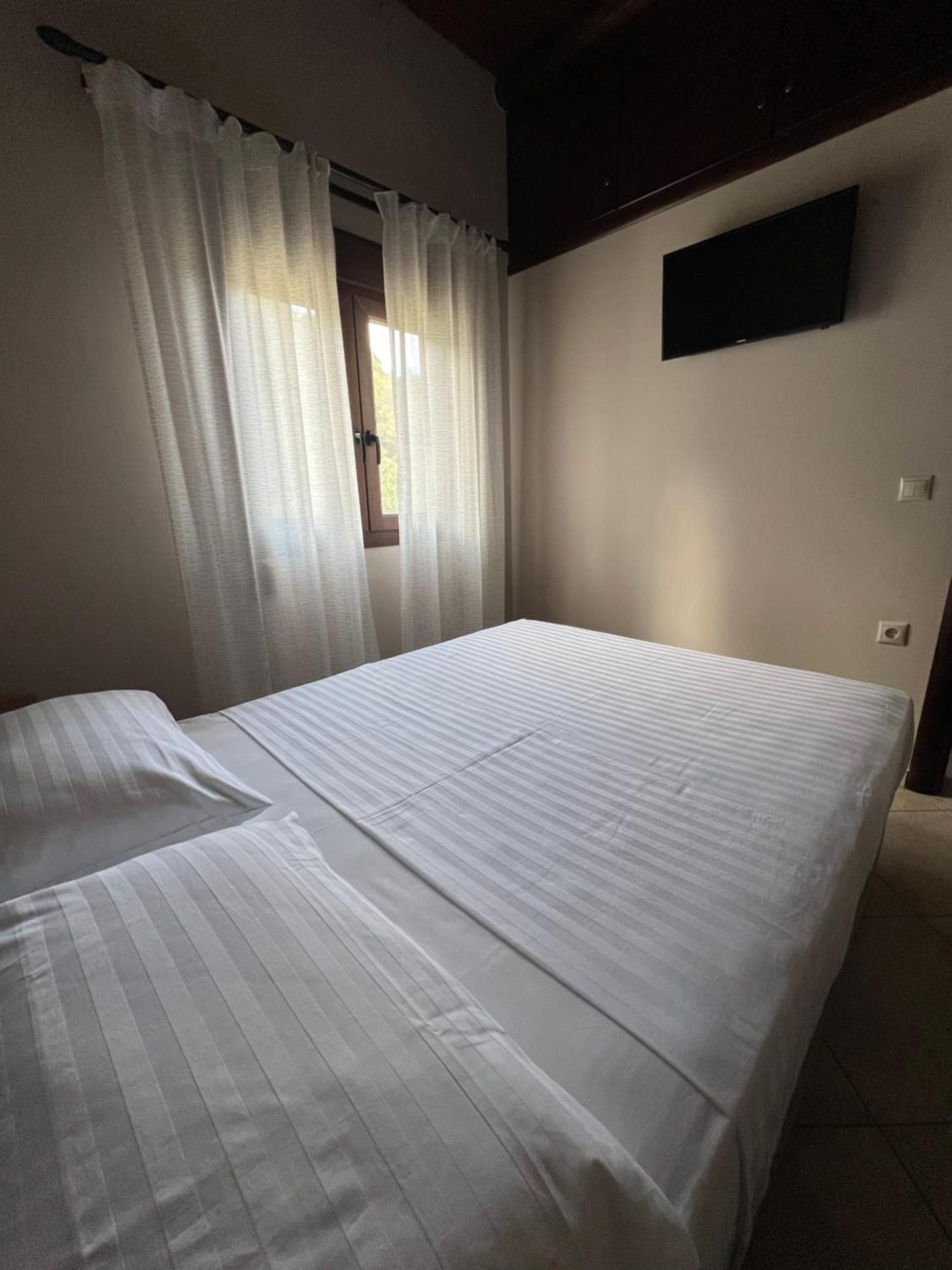 Serenity Resort Vrísai Esterno foto